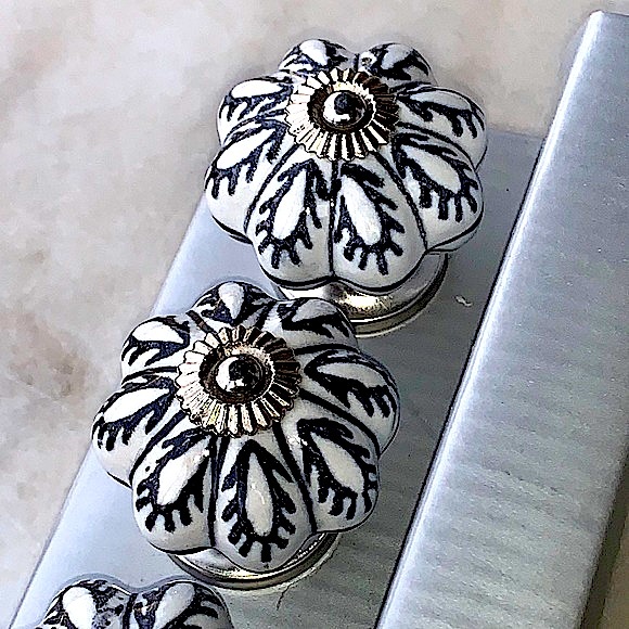 INSTANT FURNITURE UPDATE KNOBS PULLS BLACK WHITE SILVER SILVER SET OF 4 - Picture 4 of 7